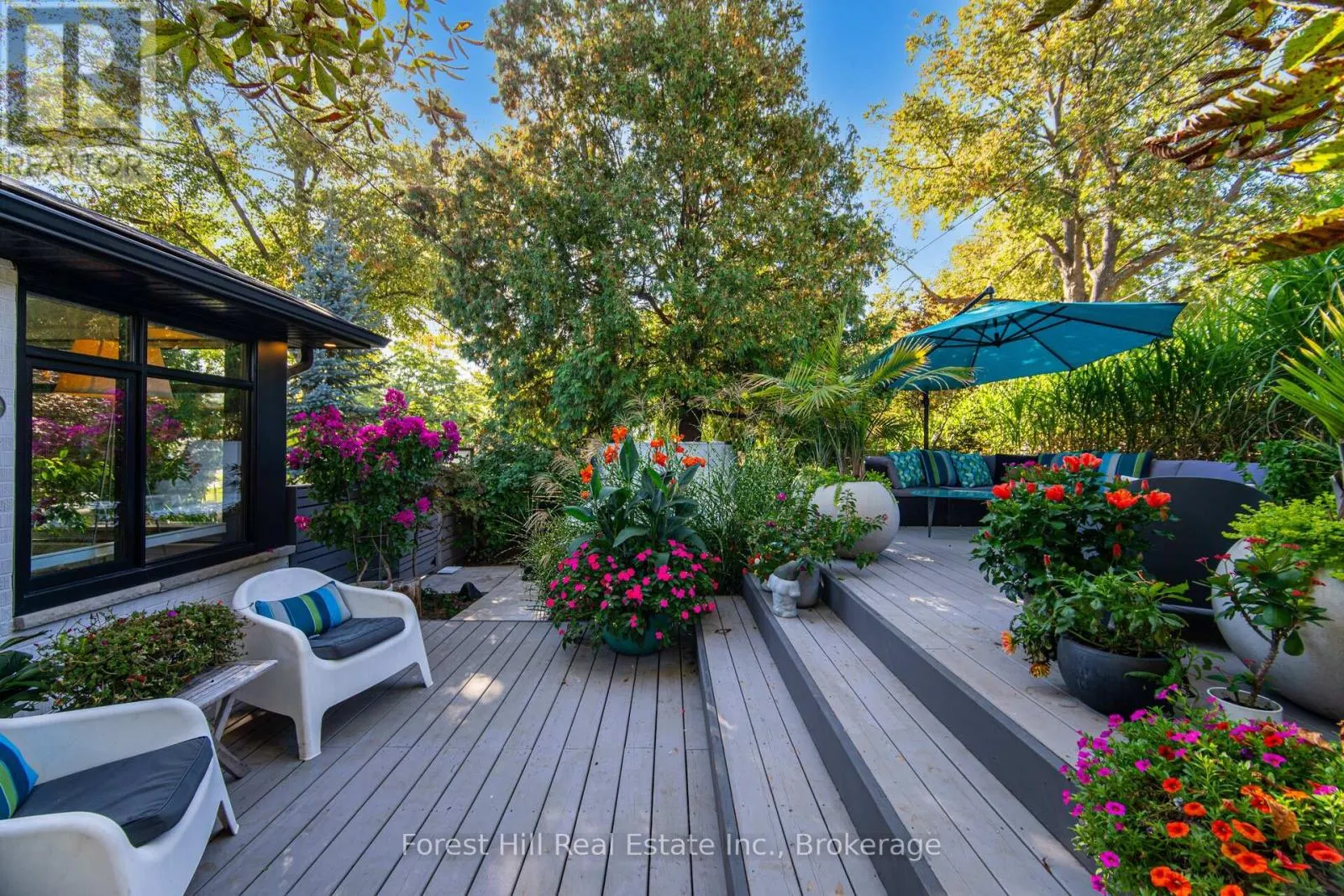 28 DECARIE CIRCLE