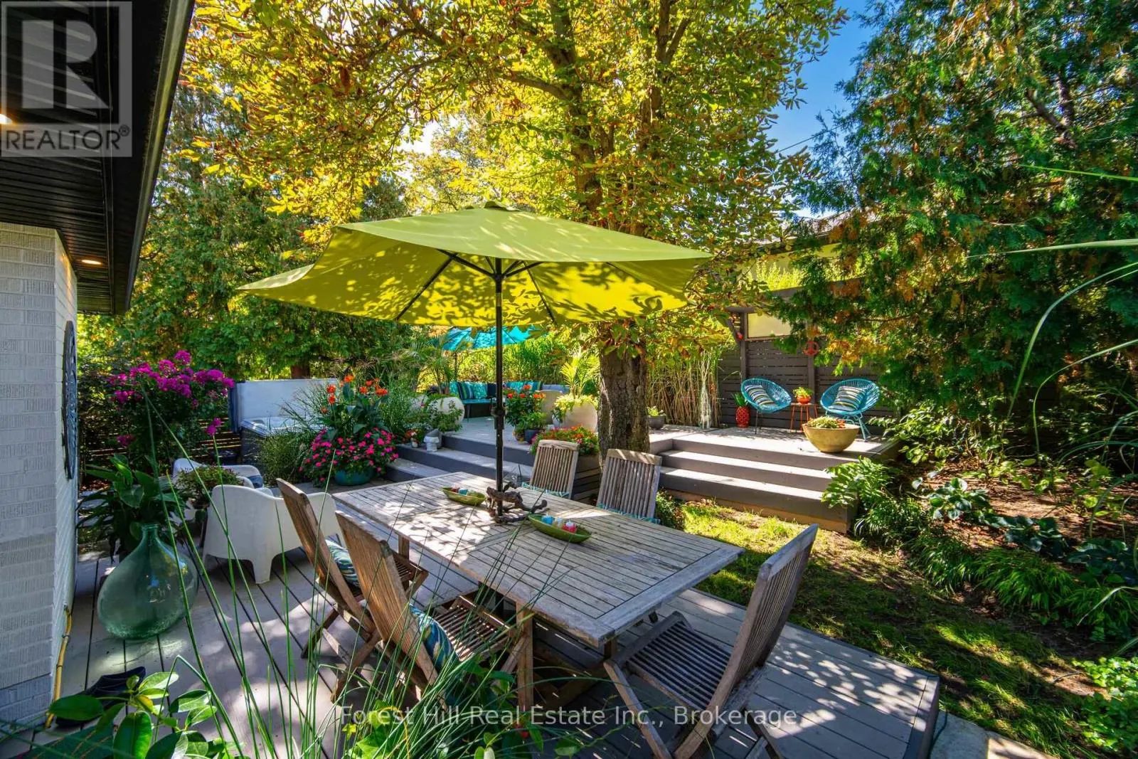 28 DECARIE CIRCLE