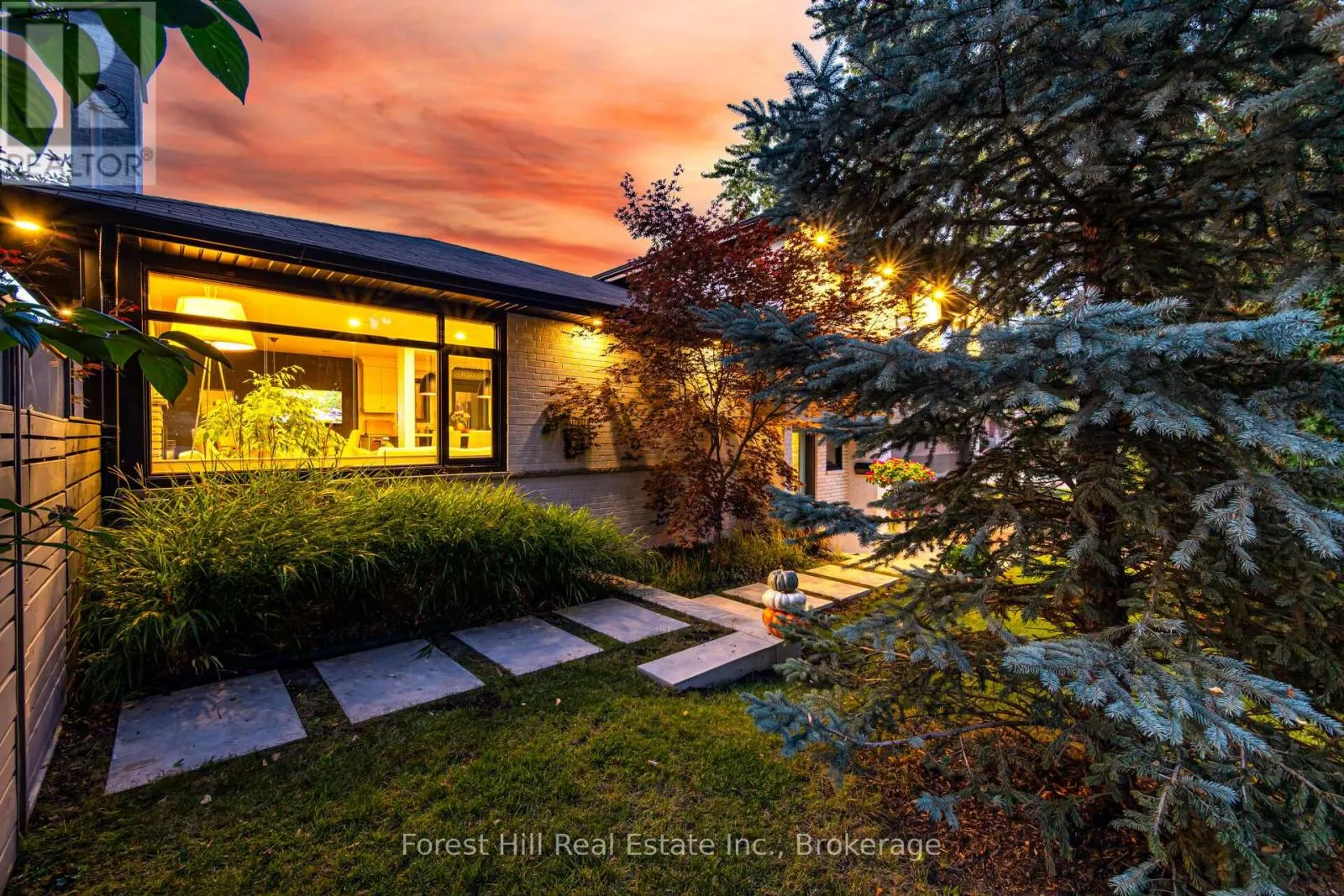 28 DECARIE CIRCLE