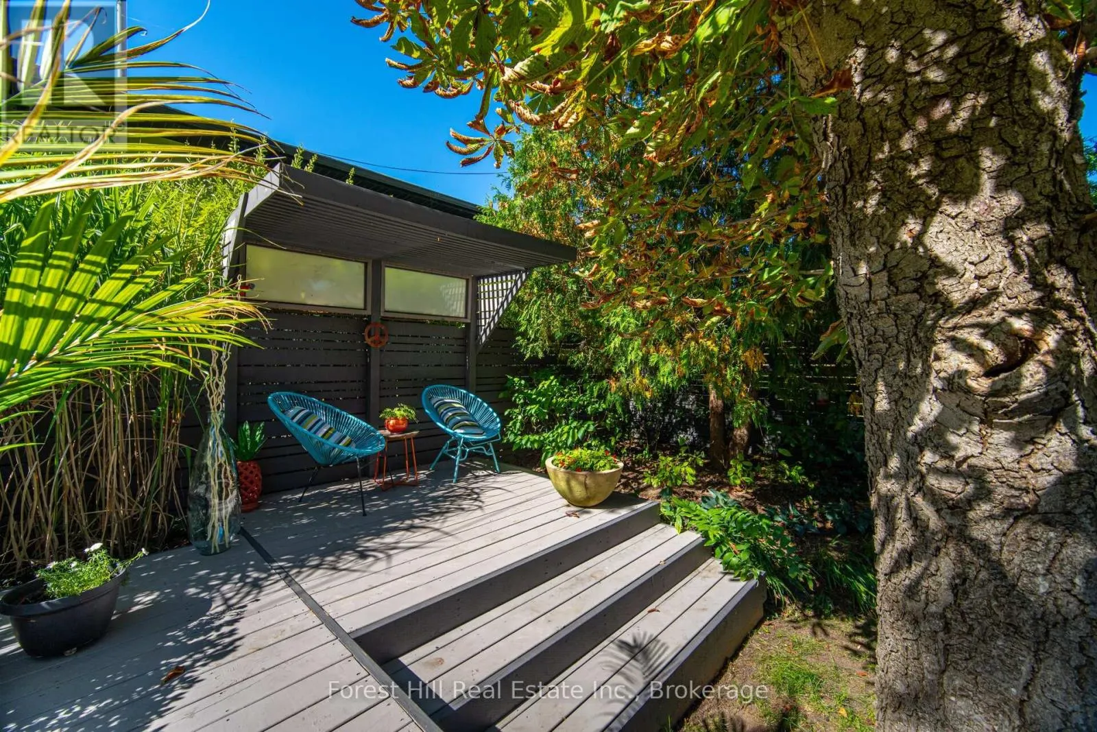 28 DECARIE CIRCLE