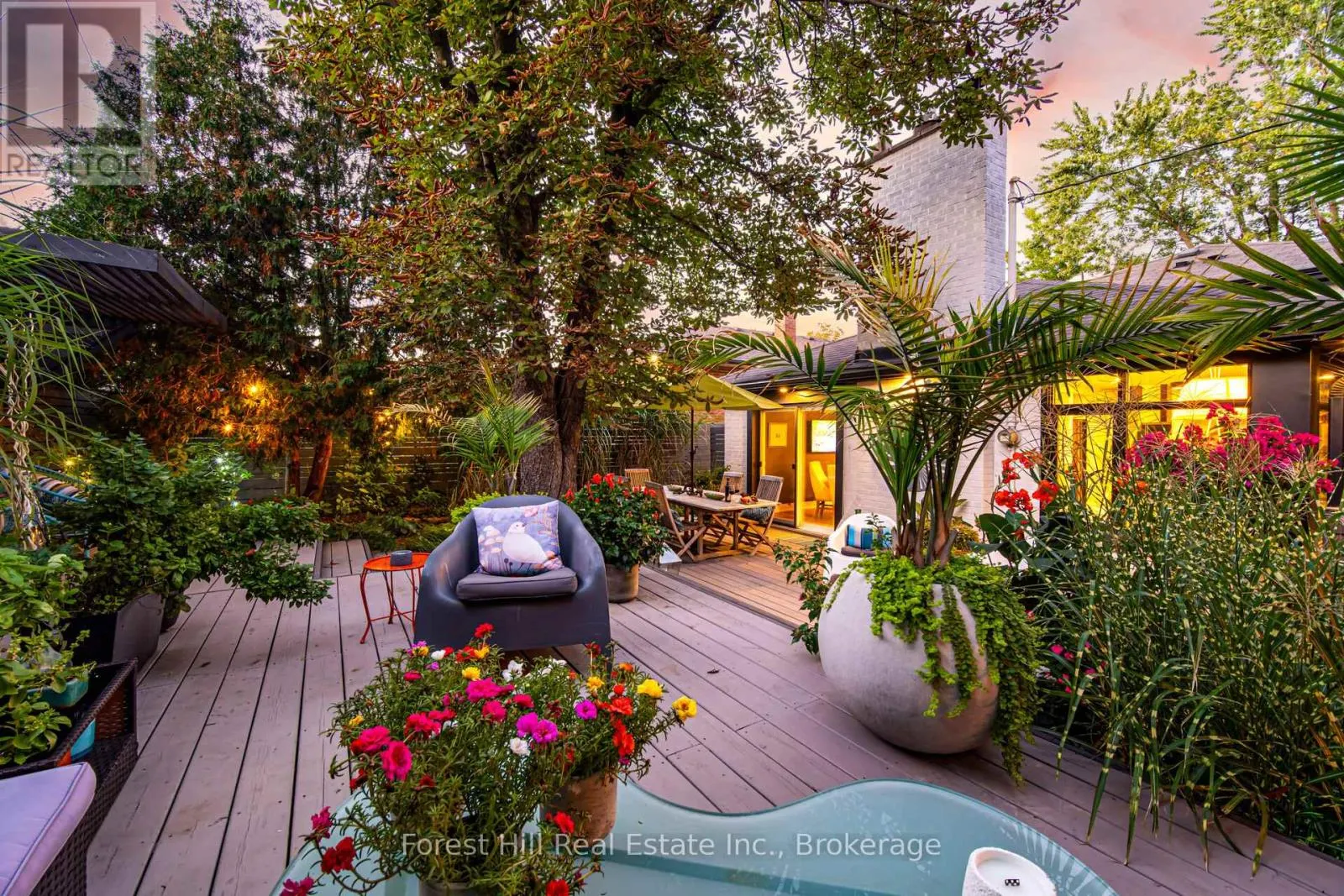 28 DECARIE CIRCLE