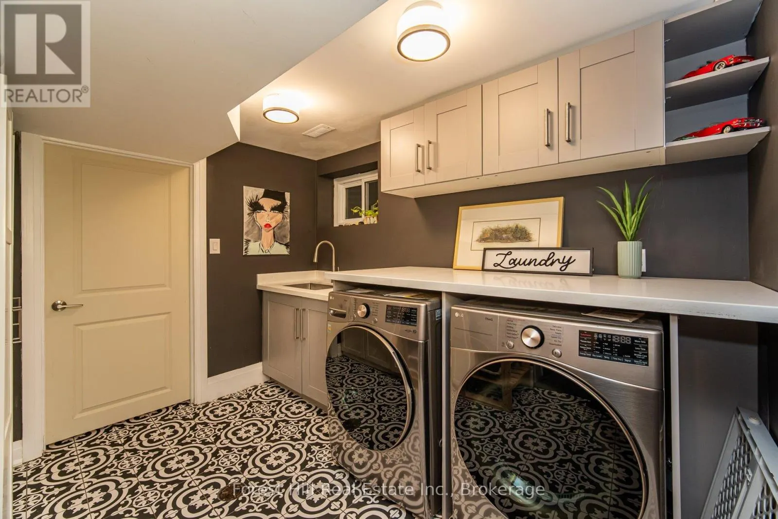 28 DECARIE CIRCLE