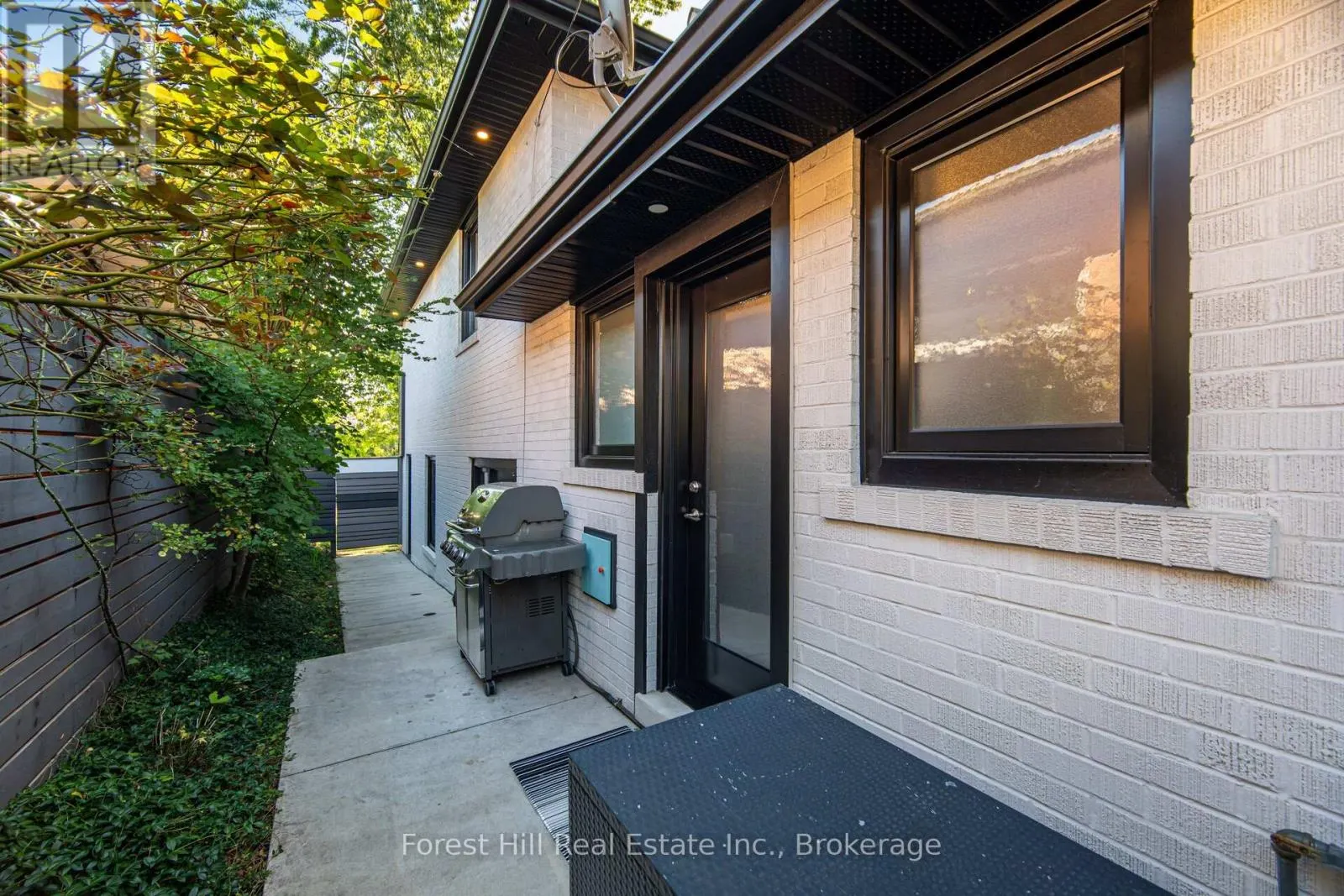 28 DECARIE CIRCLE