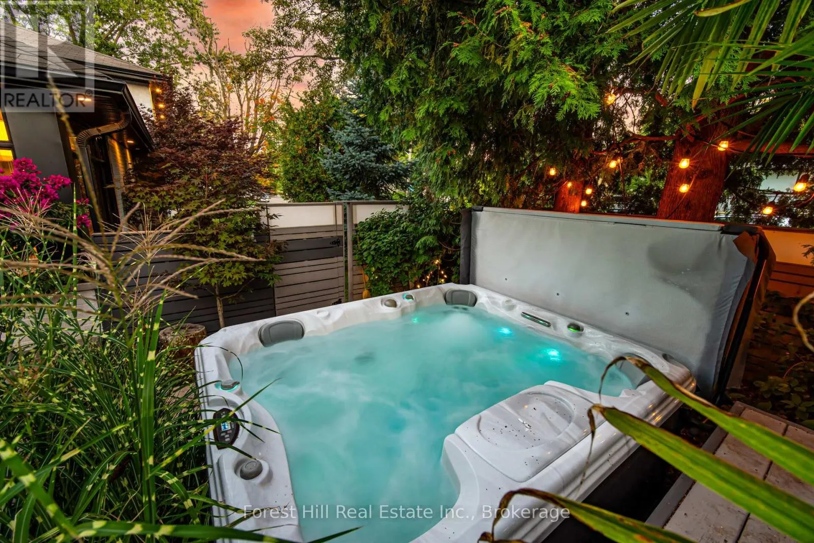 28 DECARIE CIRCLE