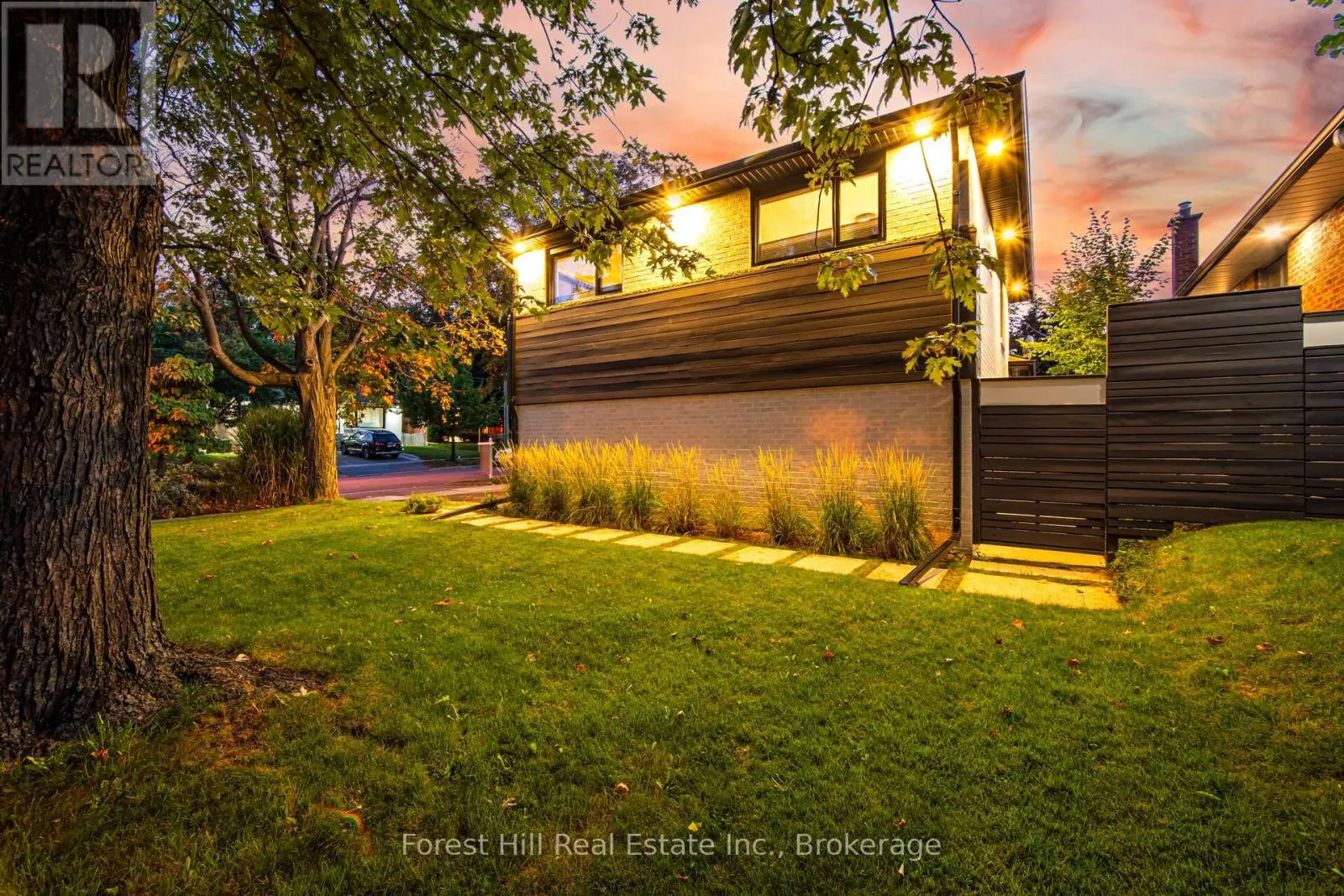 28 DECARIE CIRCLE