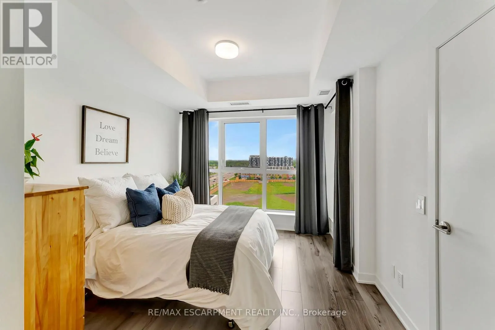 702 - 405 DUNDAS STREET W