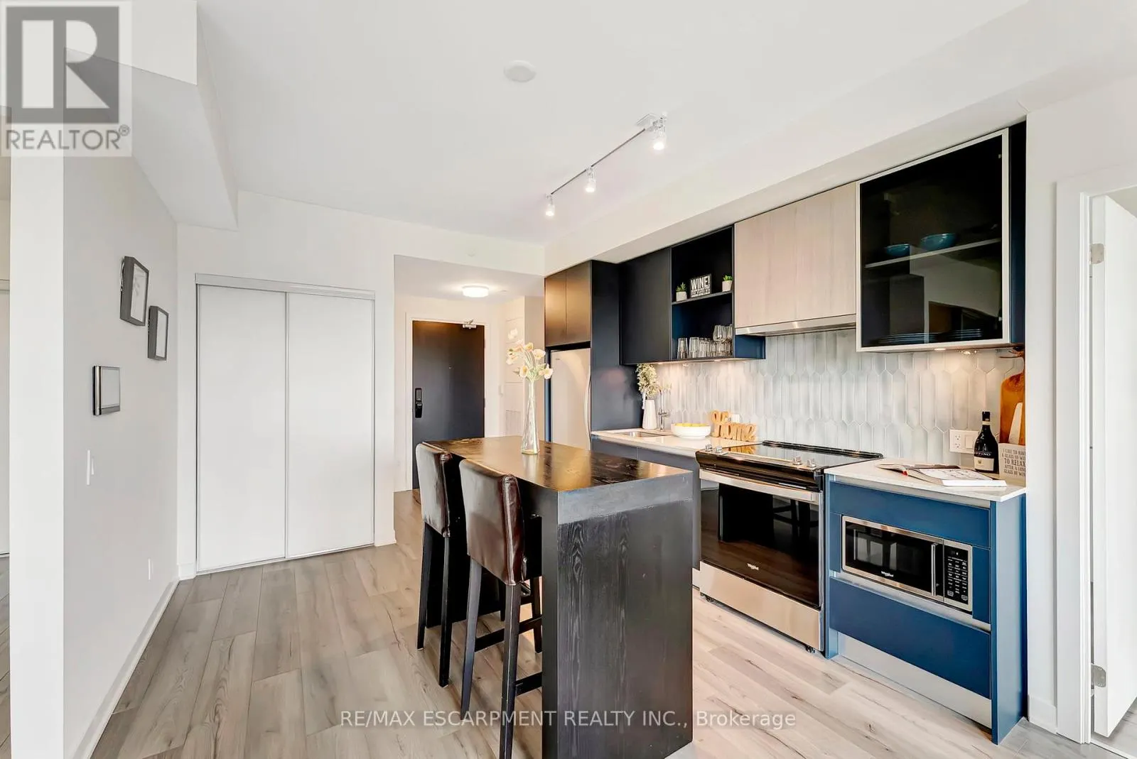 702 - 405 DUNDAS STREET W