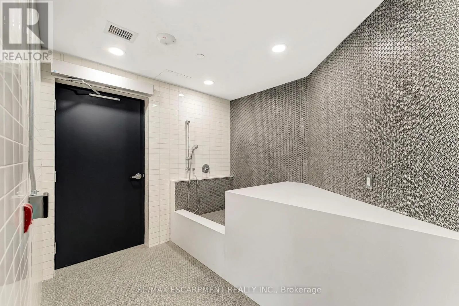 702 - 405 DUNDAS STREET W