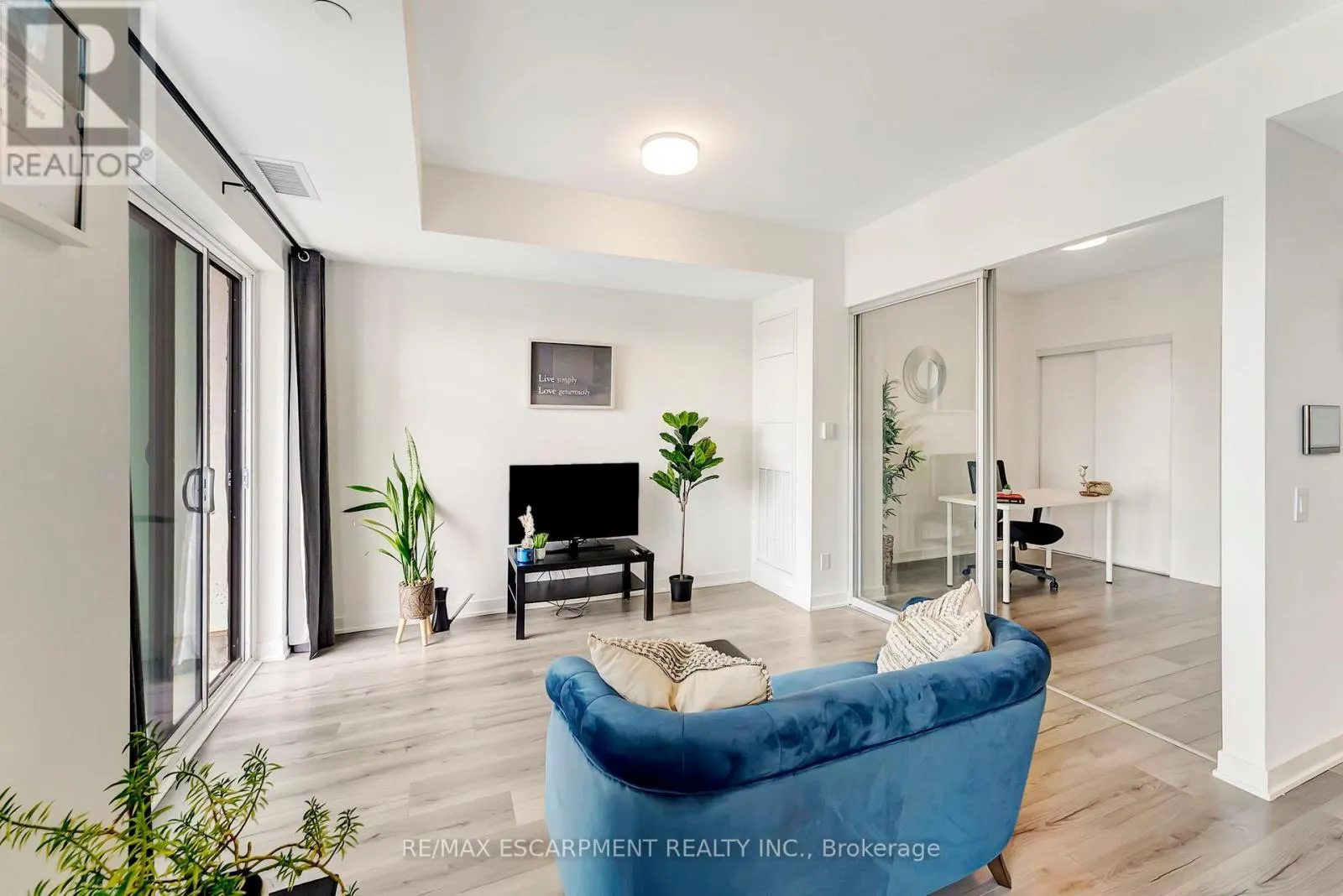 702 - 405 DUNDAS STREET W