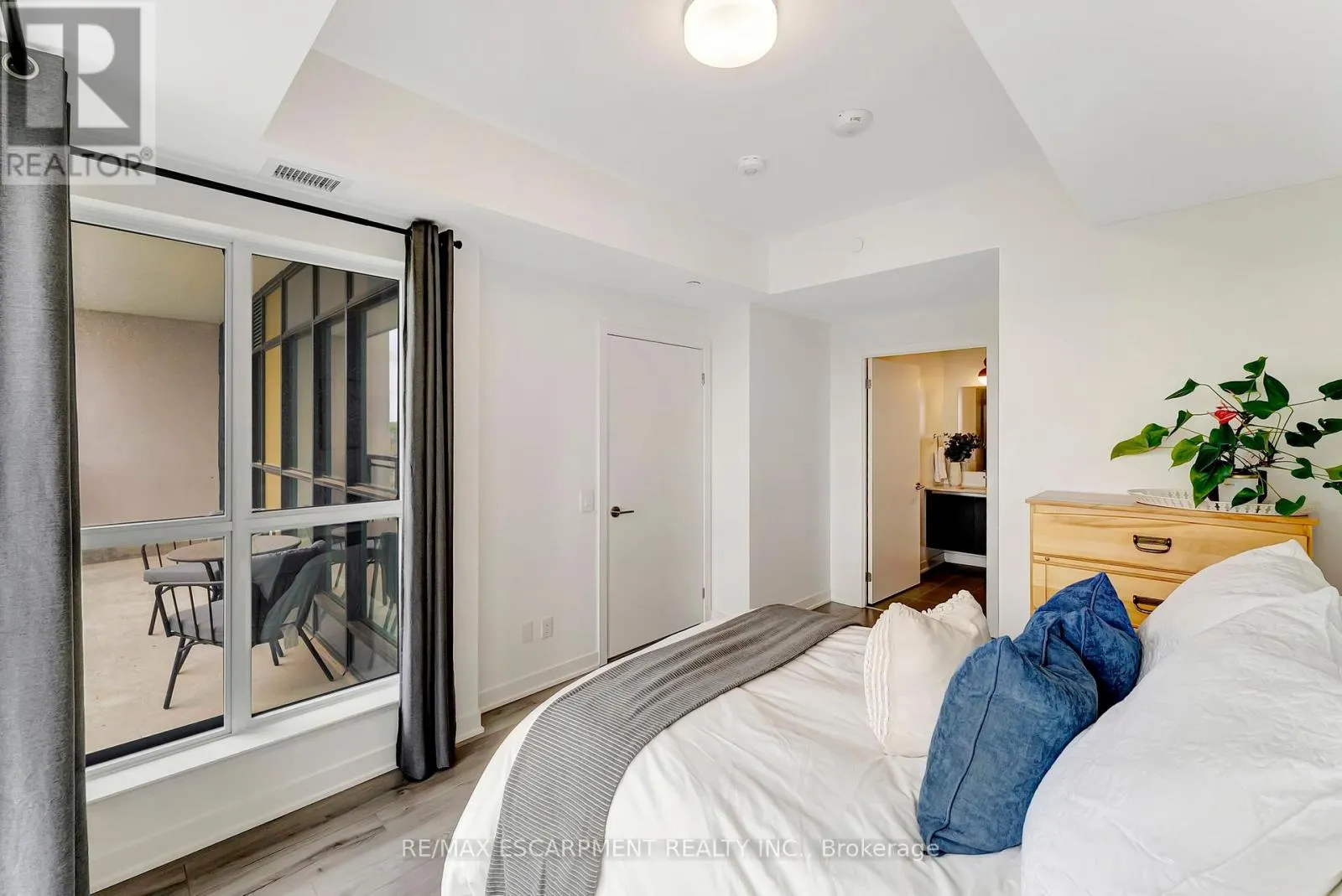 702 - 405 DUNDAS STREET W
