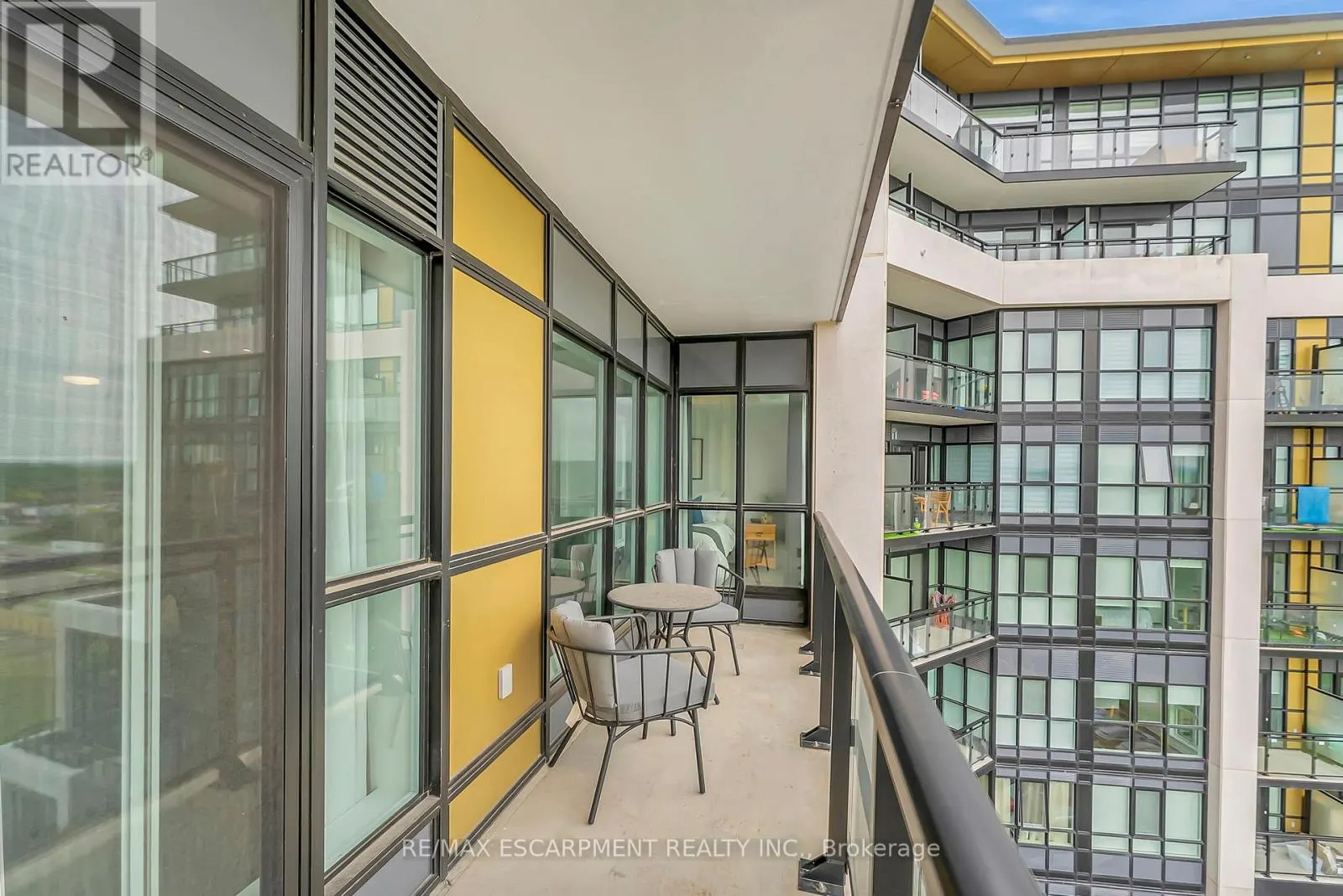 702 - 405 DUNDAS STREET W