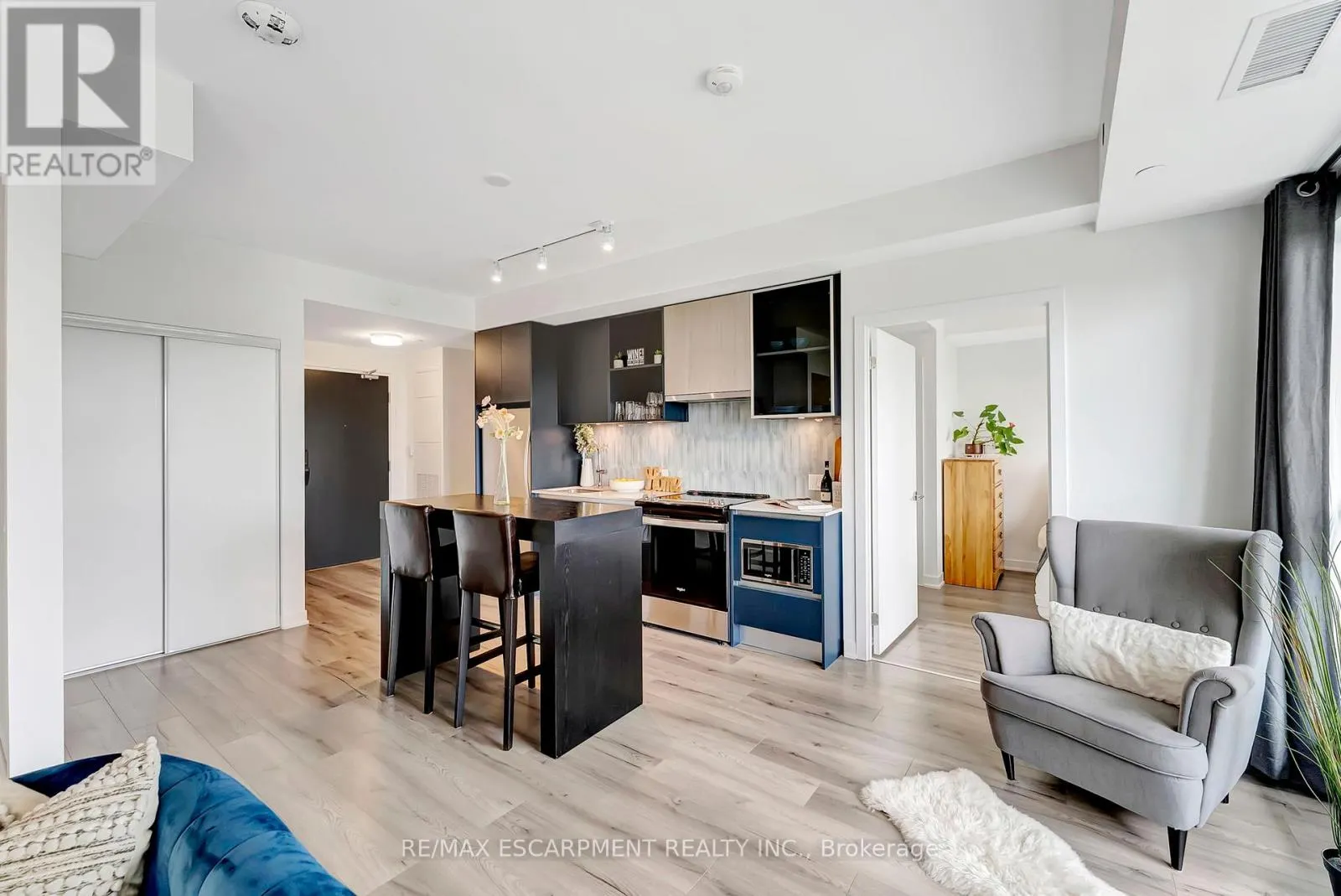 702 - 405 DUNDAS STREET W