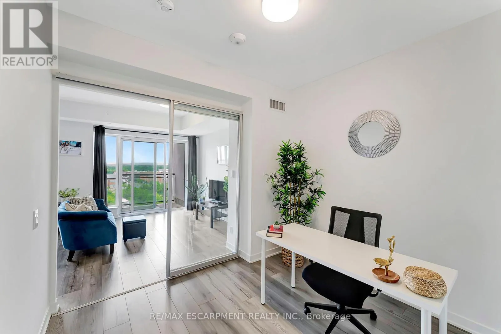 702 - 405 DUNDAS STREET W
