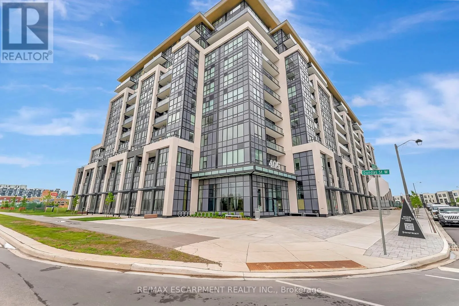 702 - 405 DUNDAS STREET W
