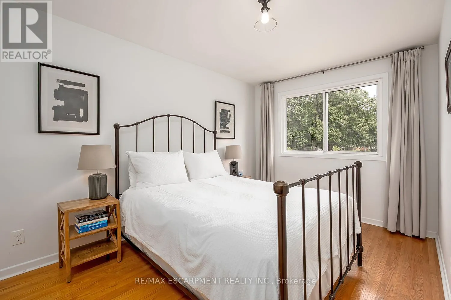 406 OAKWOOD DRIVE