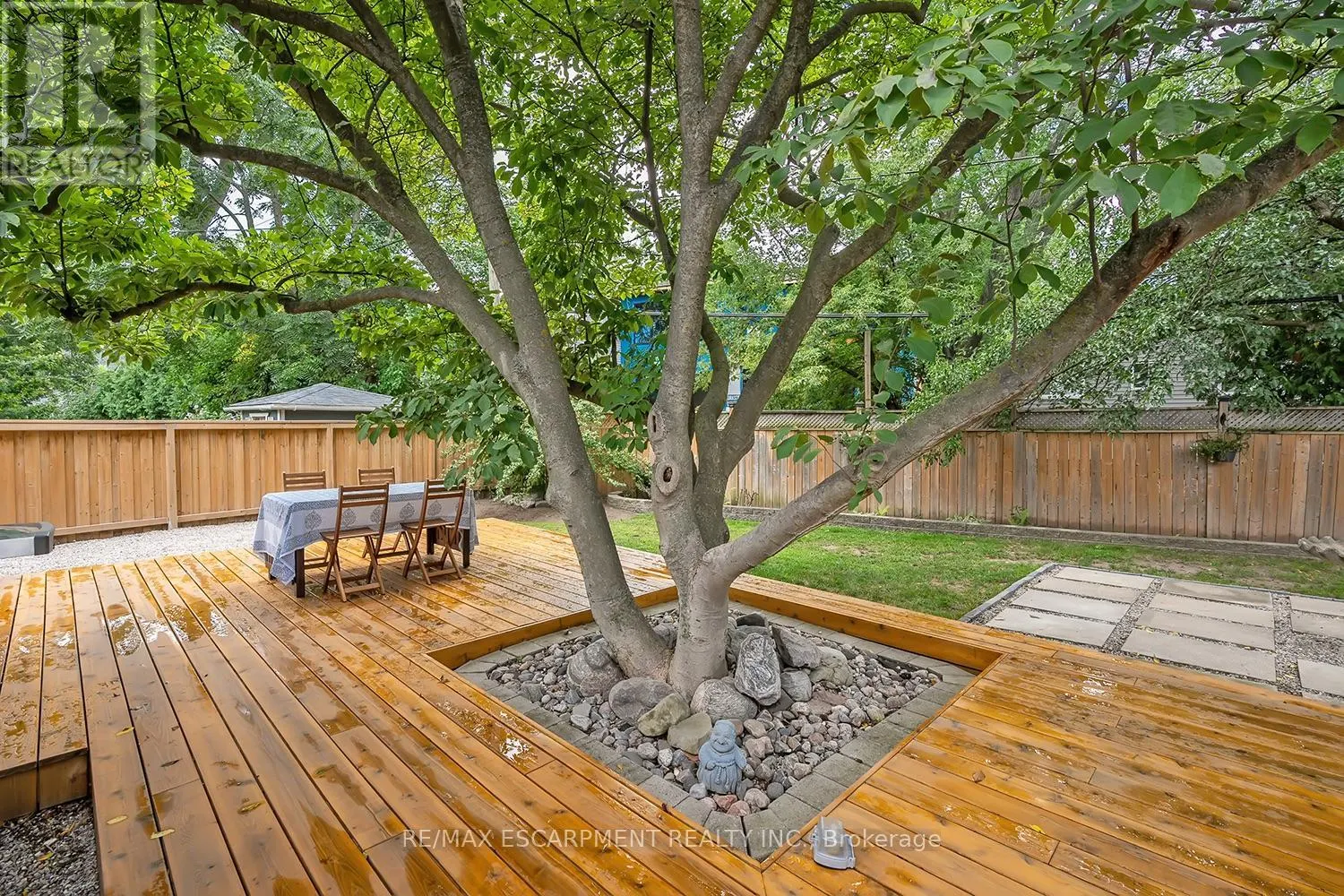 406 OAKWOOD DRIVE