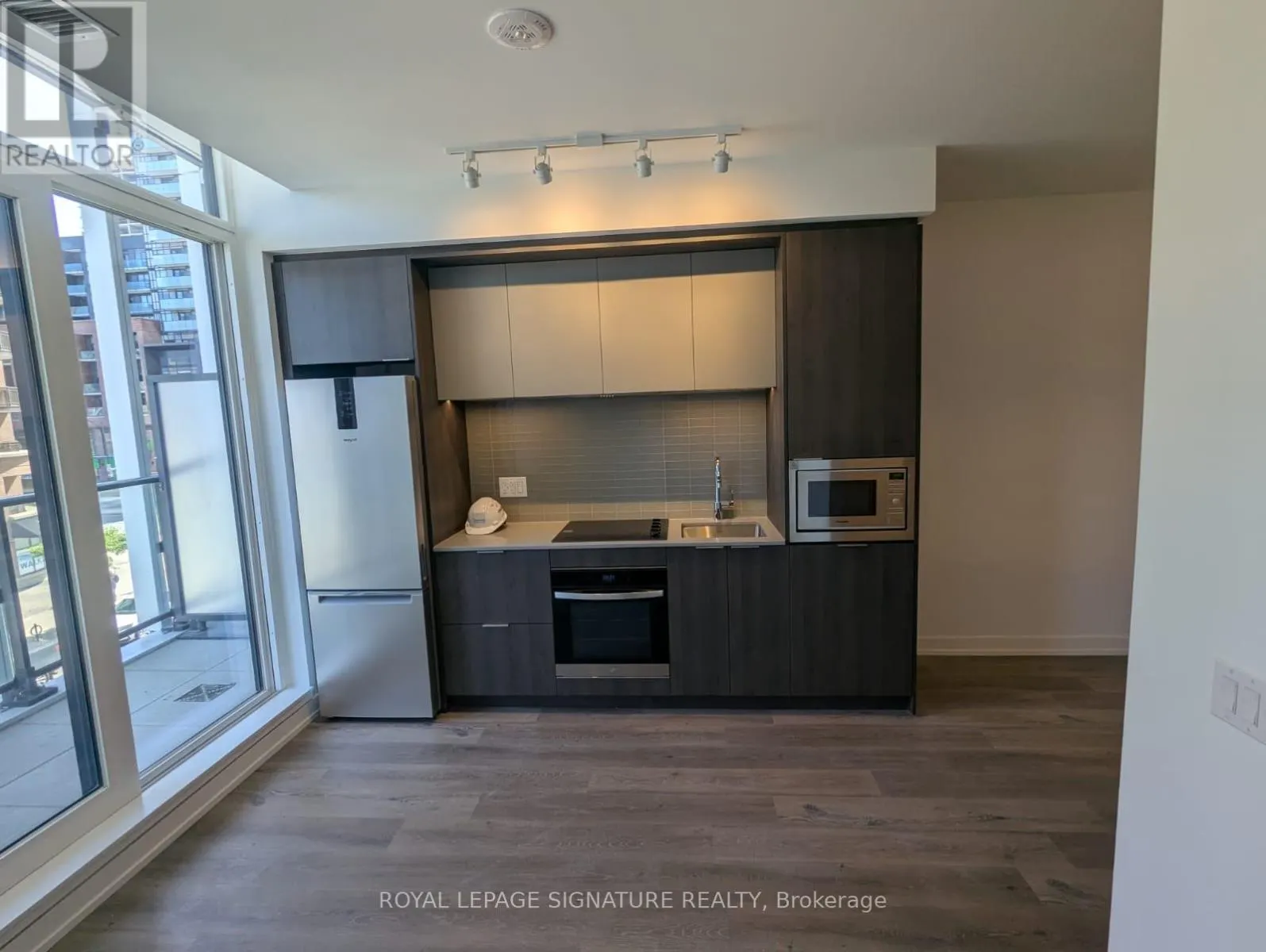 205 - 395 SQUARE ONE DRIVE