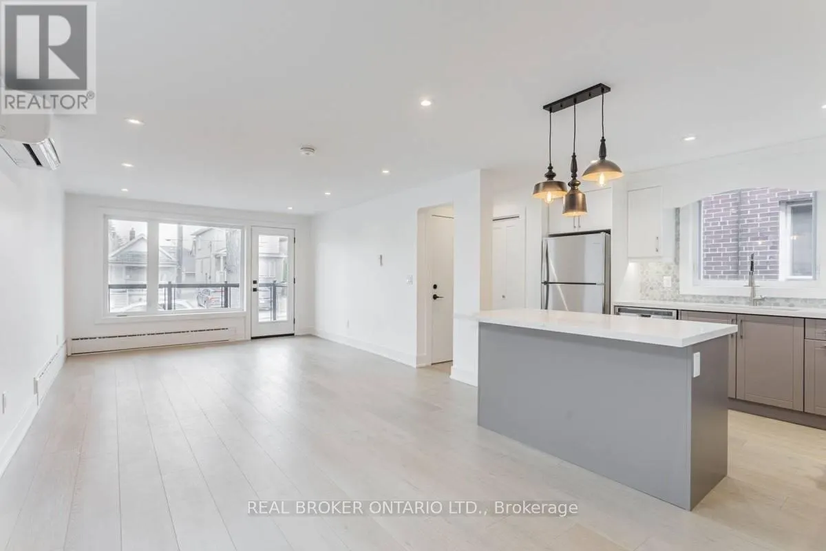 #2 - 185 BOWIE AVENUE