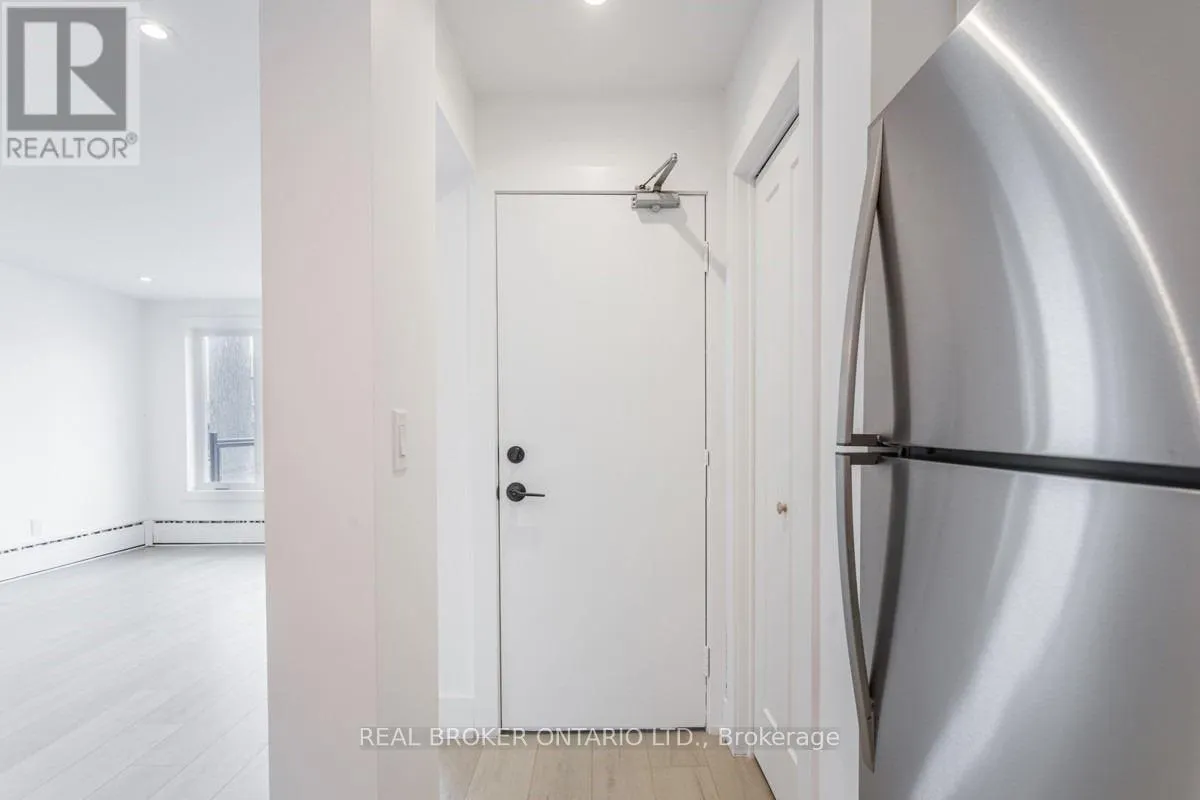 #2 - 185 BOWIE AVENUE