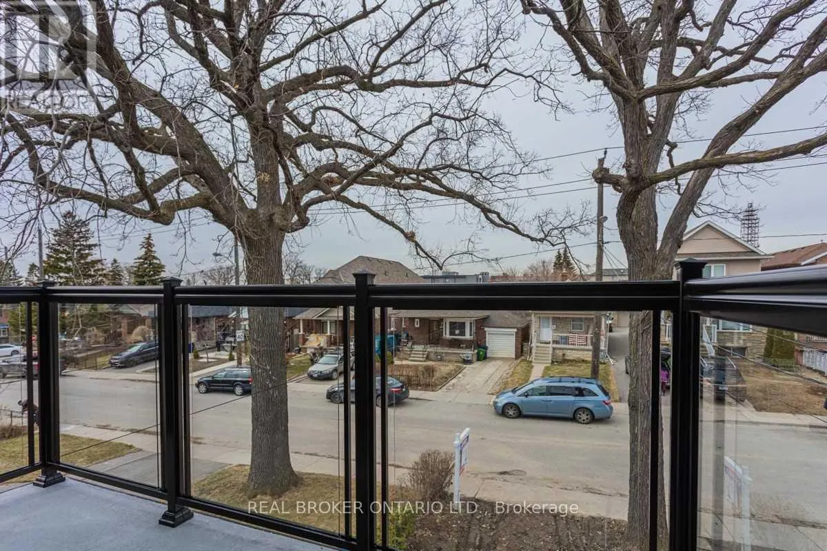 #2 - 185 BOWIE AVENUE