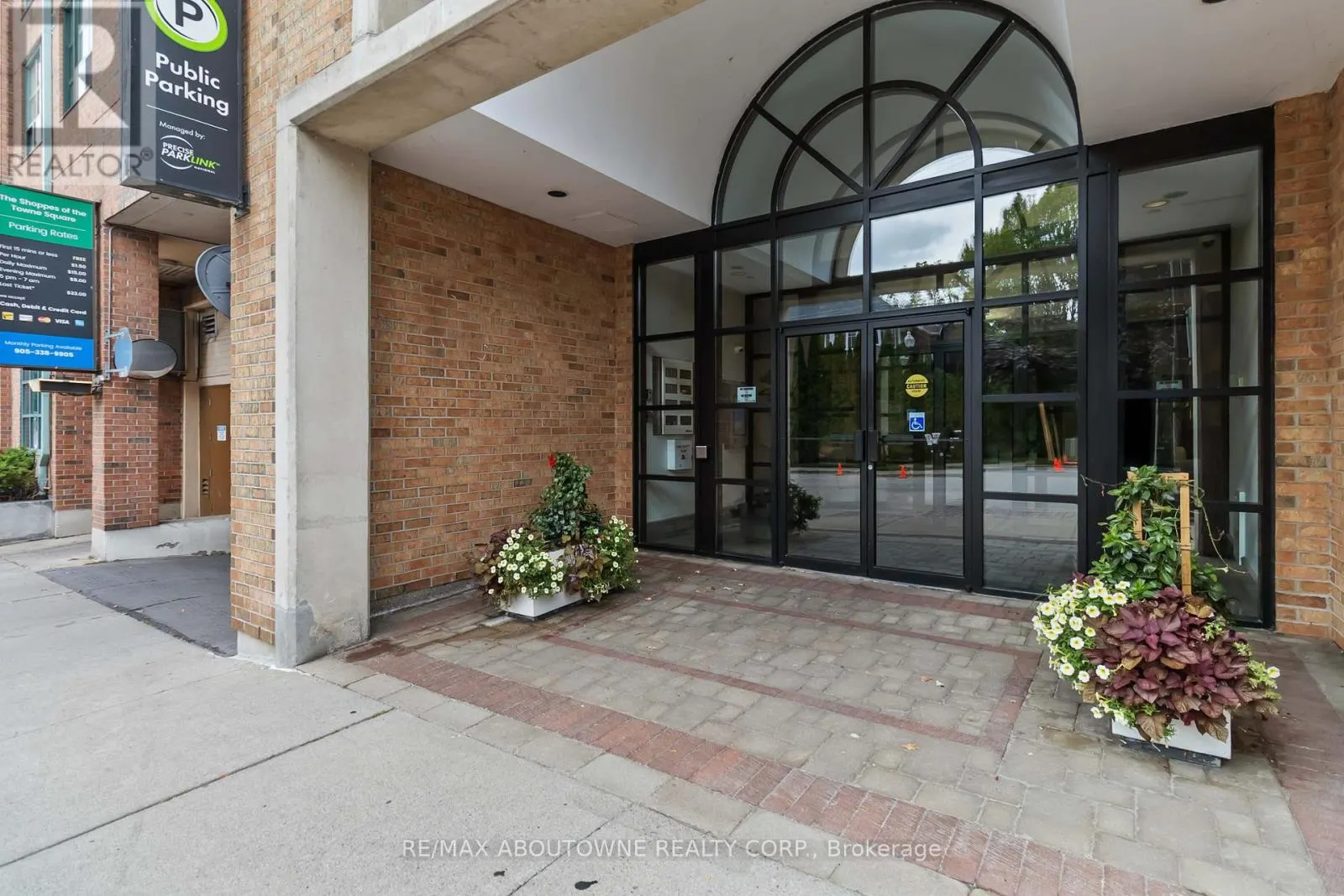 403 - 221 ROBINSON STREET