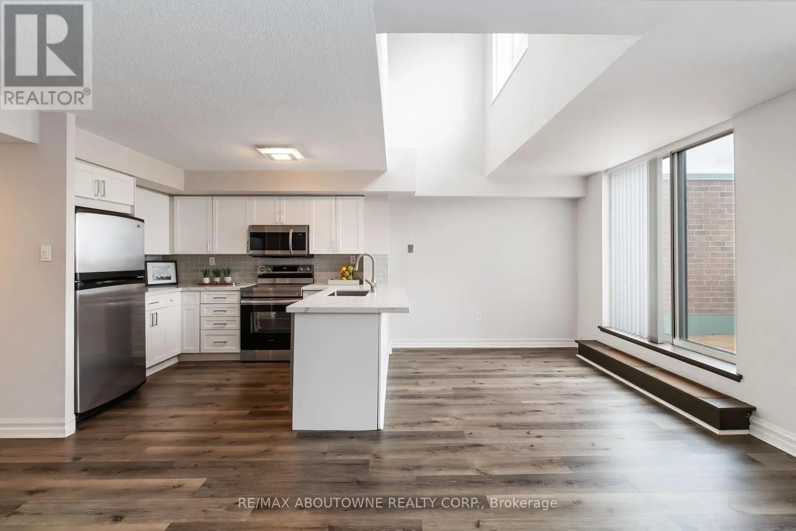 403 - 221 ROBINSON STREET