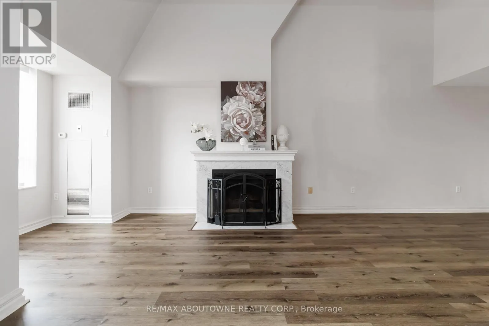 403 - 221 ROBINSON STREET