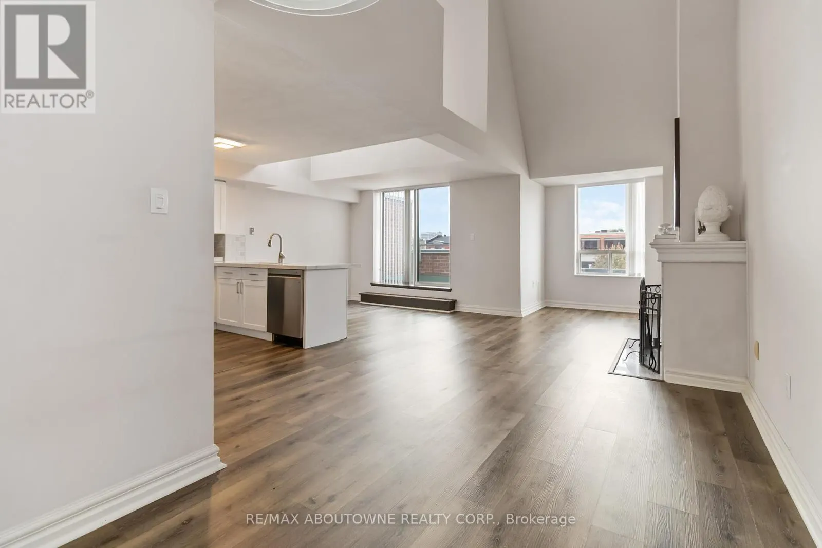 403 - 221 ROBINSON STREET