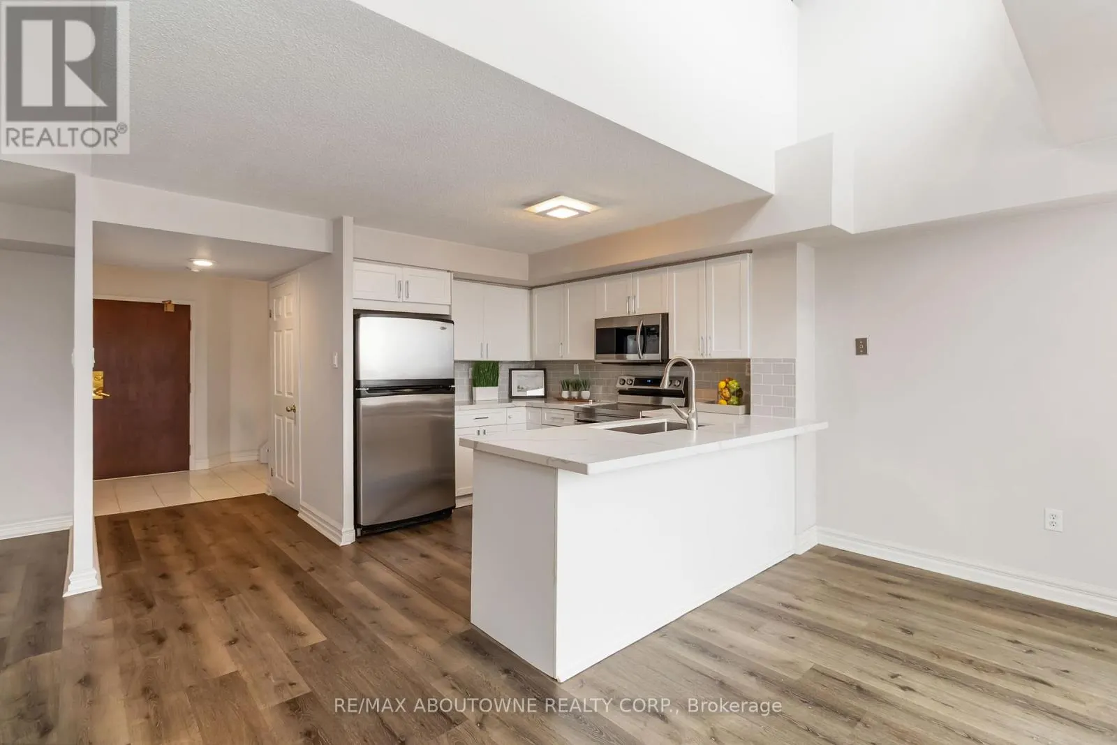 403 - 221 ROBINSON STREET