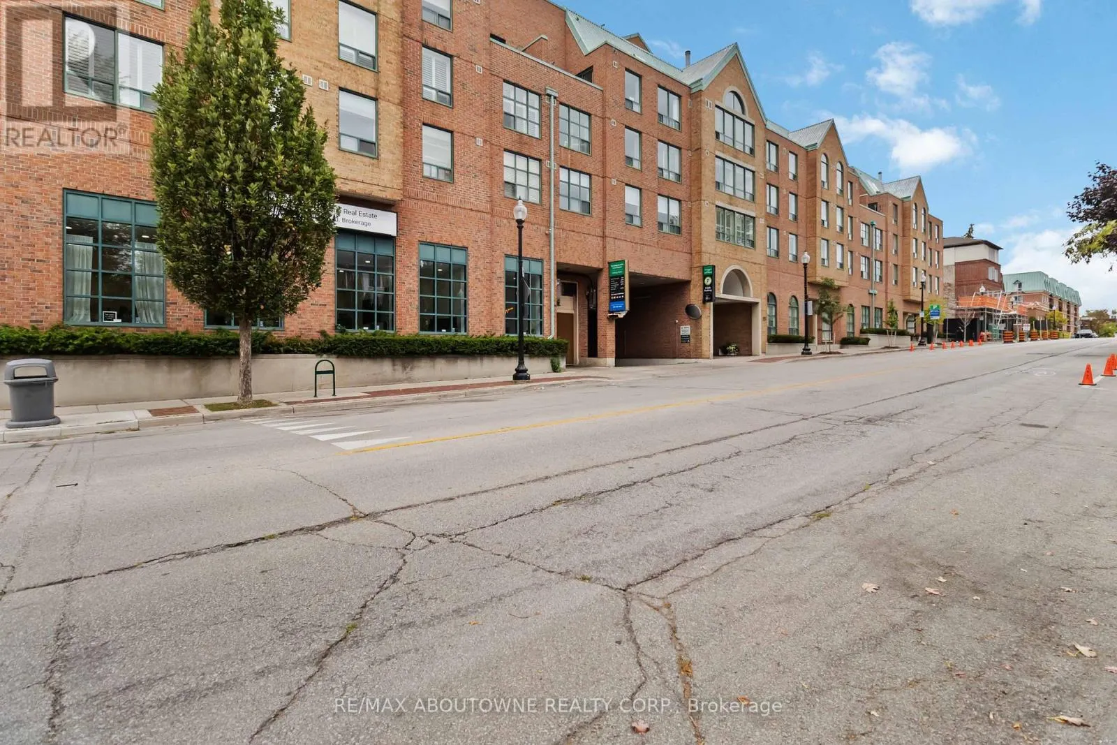 403 - 221 ROBINSON STREET