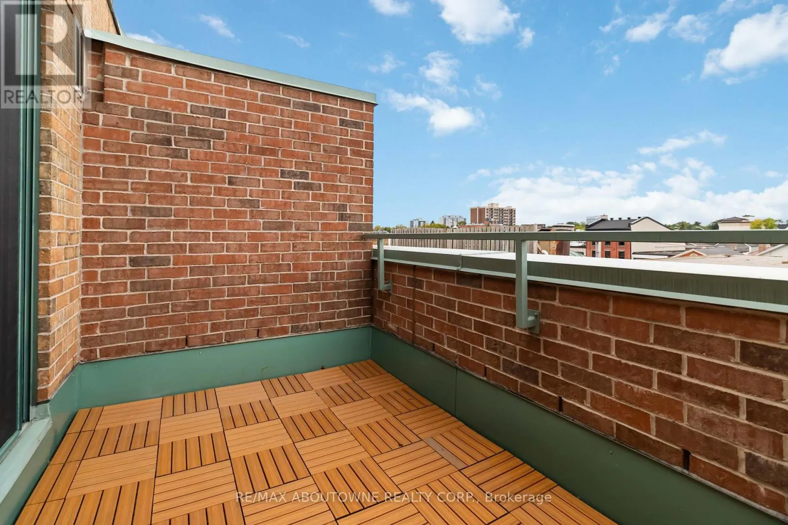 403 - 221 ROBINSON STREET