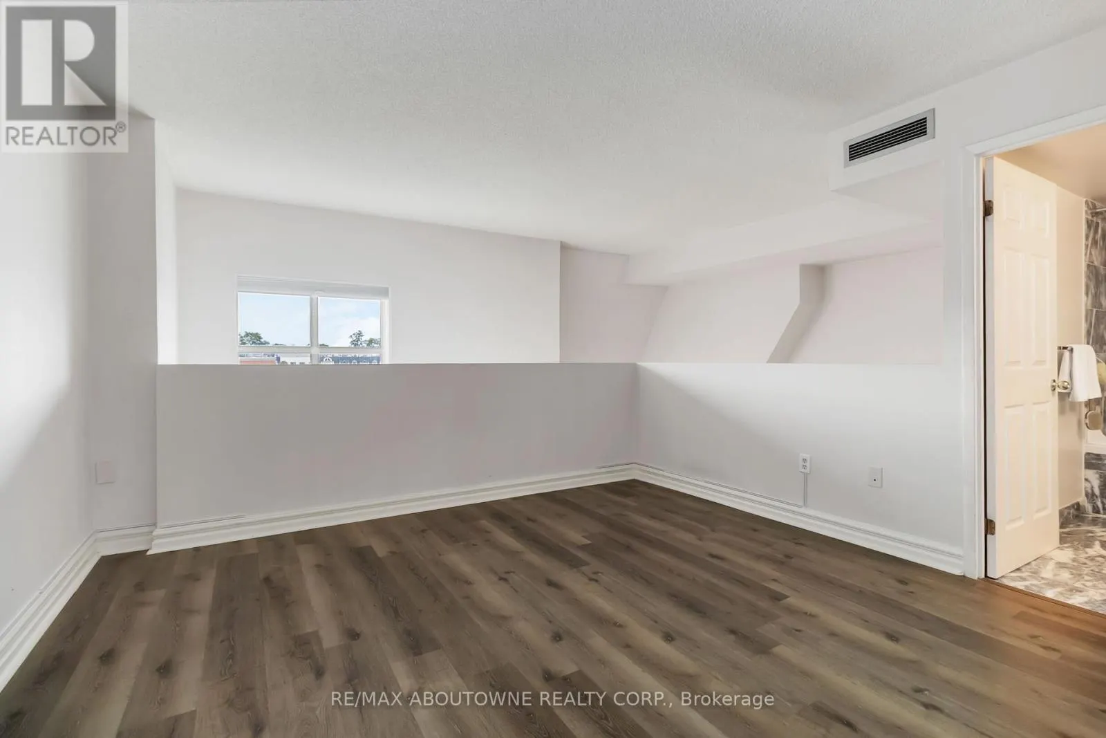 403 - 221 ROBINSON STREET