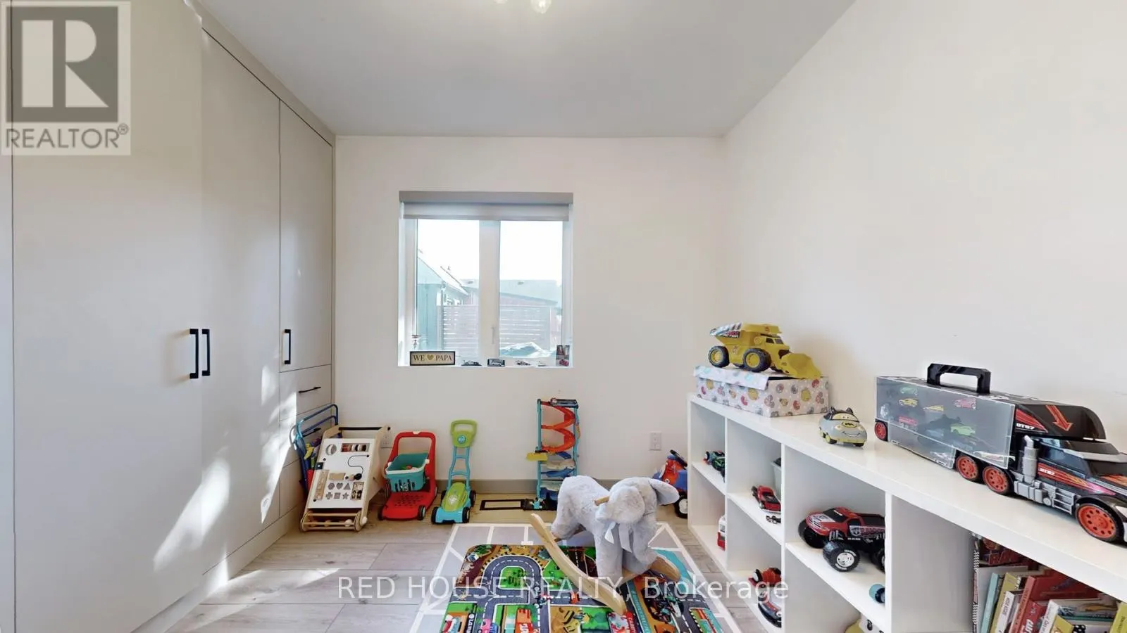 UPPER - 22 GLADSMORE CRESCENT