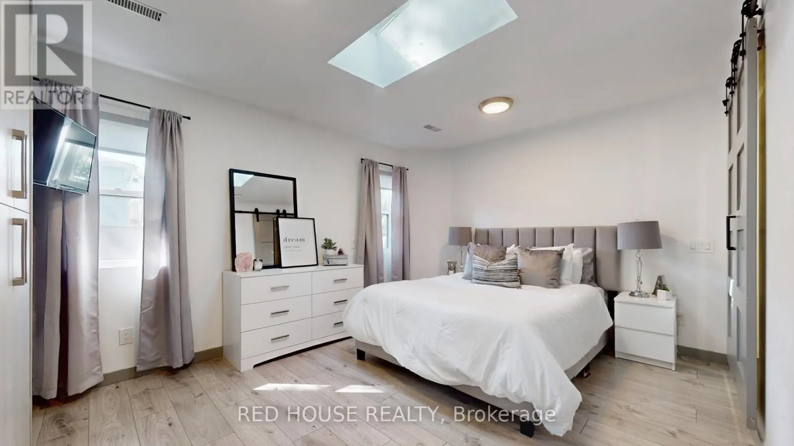 UPPER - 22 GLADSMORE CRESCENT