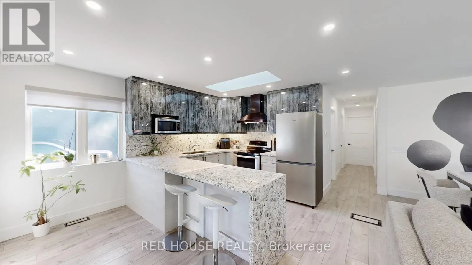 UPPER - 22 GLADSMORE CRESCENT