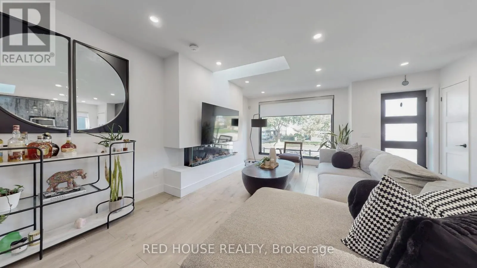 UPPER - 22 GLADSMORE CRESCENT