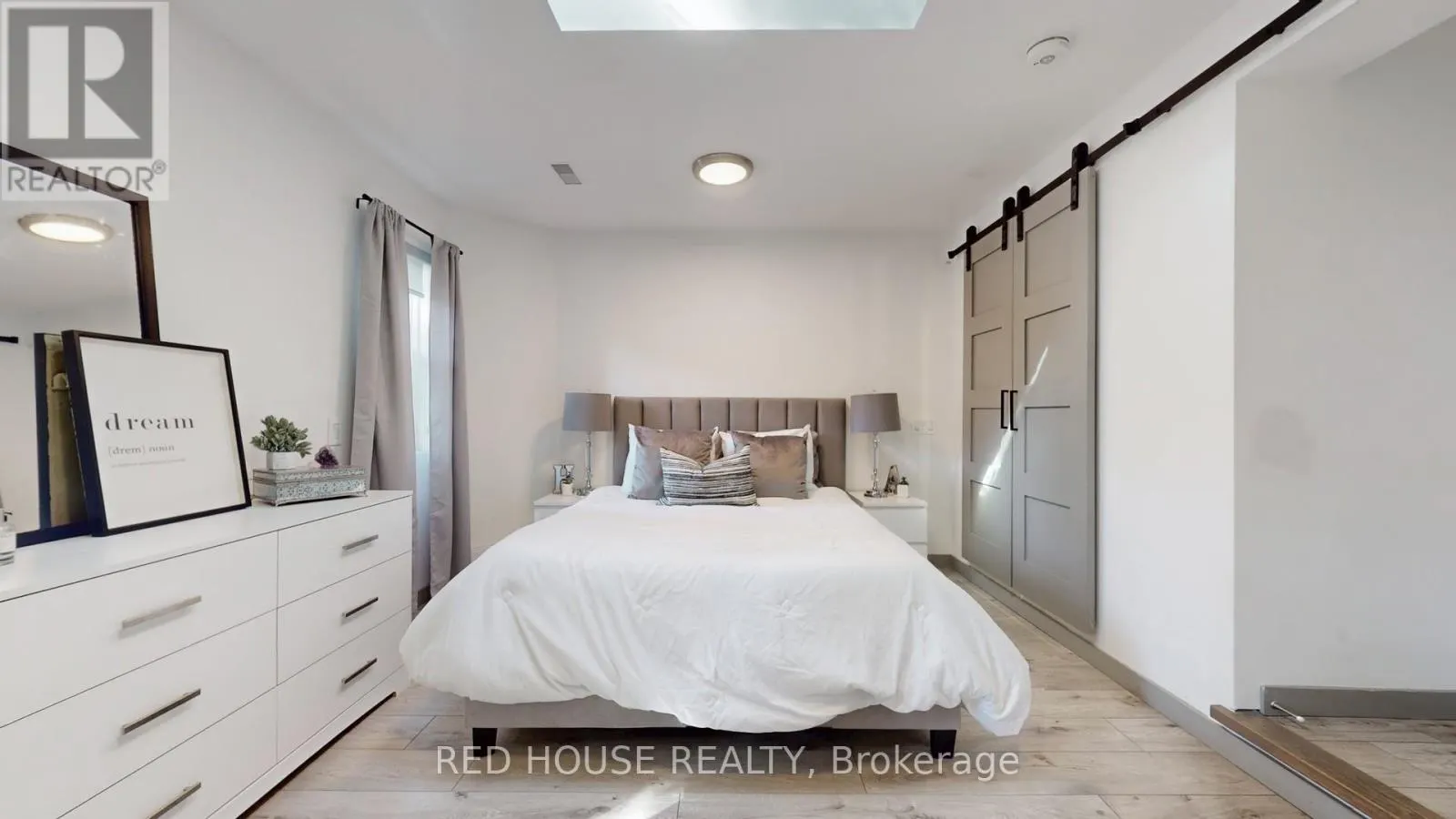 UPPER - 22 GLADSMORE CRESCENT