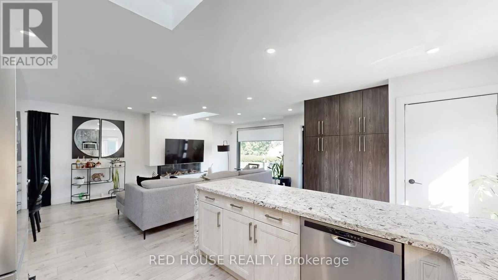 UPPER - 22 GLADSMORE CRESCENT