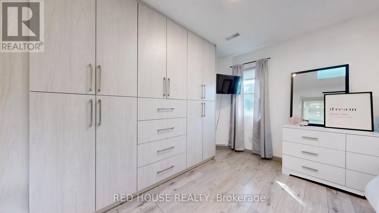 UPPER - 22 GLADSMORE CRESCENT