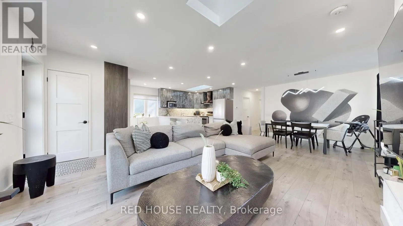UPPER - 22 GLADSMORE CRESCENT