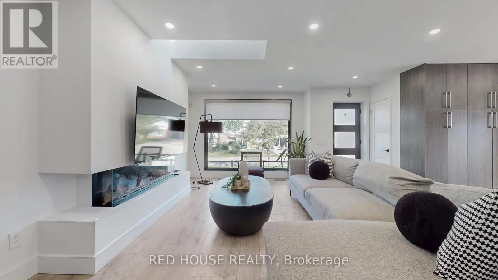 UPPER - 22 GLADSMORE CRESCENT