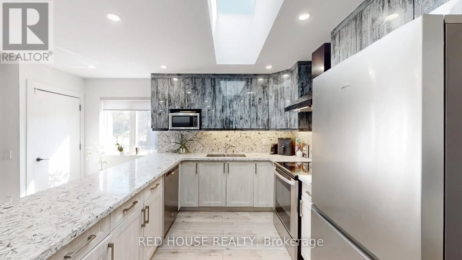 UPPER - 22 GLADSMORE CRESCENT
