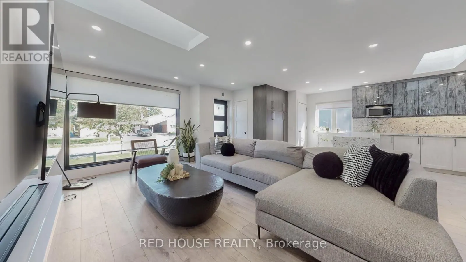 UPPER - 22 GLADSMORE CRESCENT