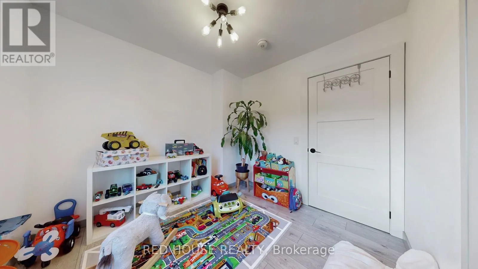 UPPER - 22 GLADSMORE CRESCENT