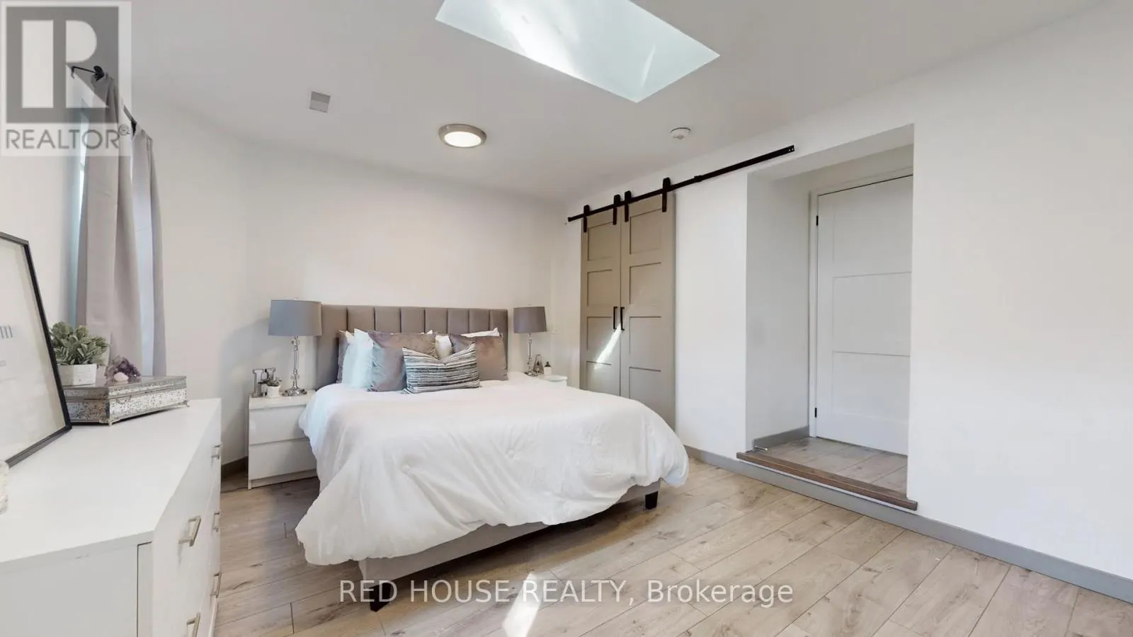 UPPER - 22 GLADSMORE CRESCENT