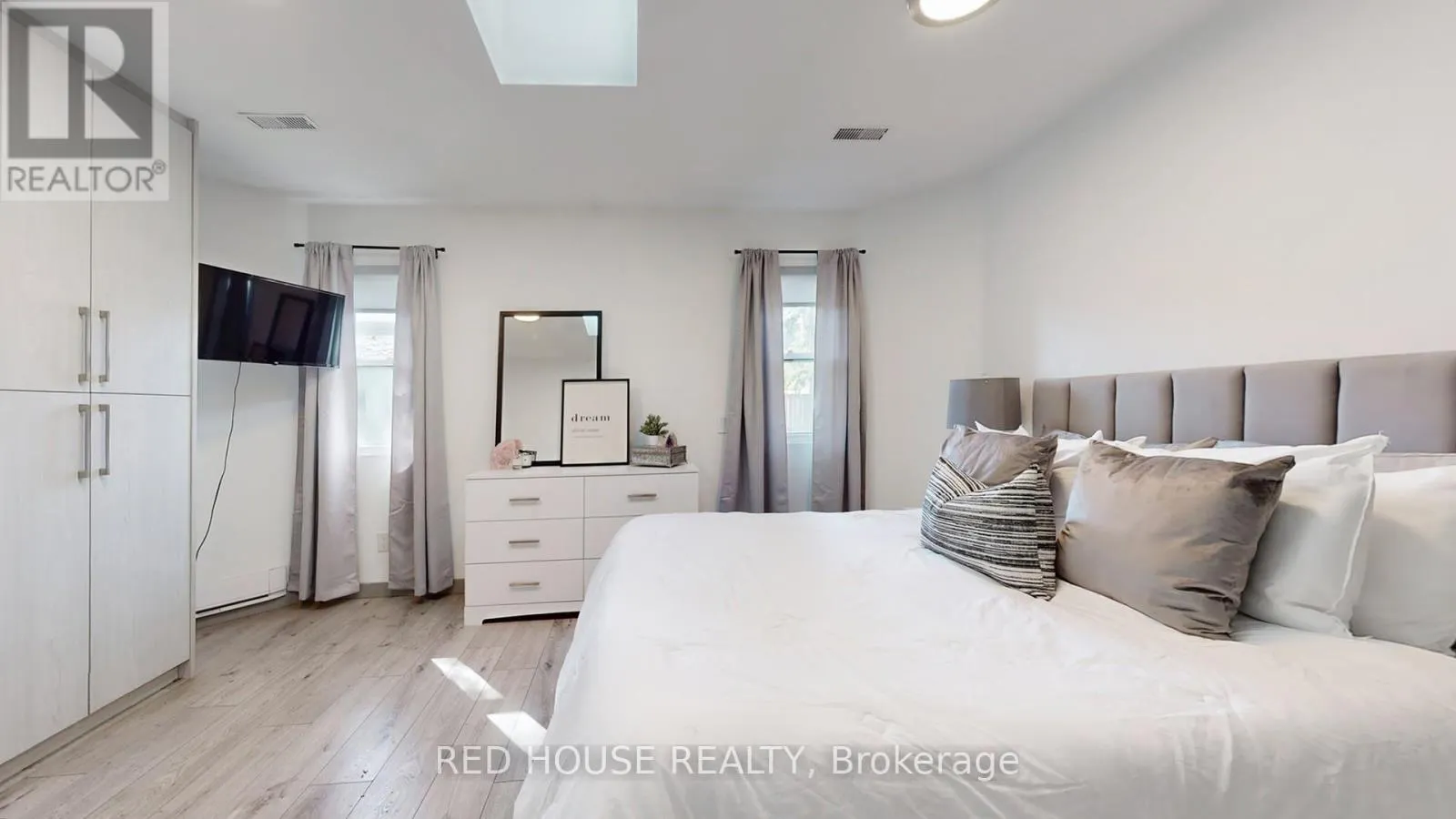 UPPER - 22 GLADSMORE CRESCENT