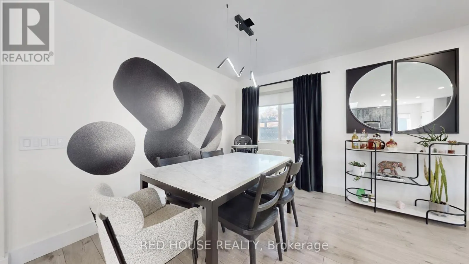 UPPER - 22 GLADSMORE CRESCENT