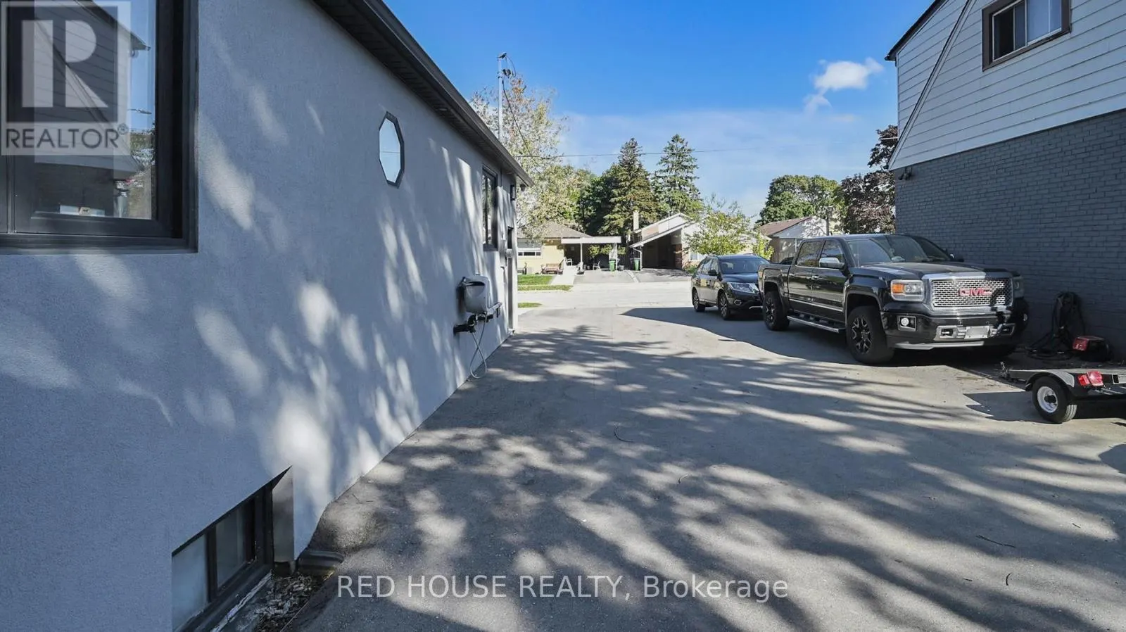 UPPER - 22 GLADSMORE CRESCENT