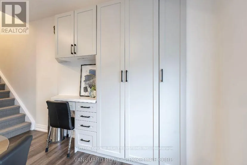11 - 6 BICKNELL AVENUE W