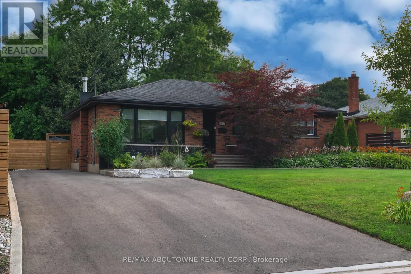 544 MAPLEHILL DRIVE